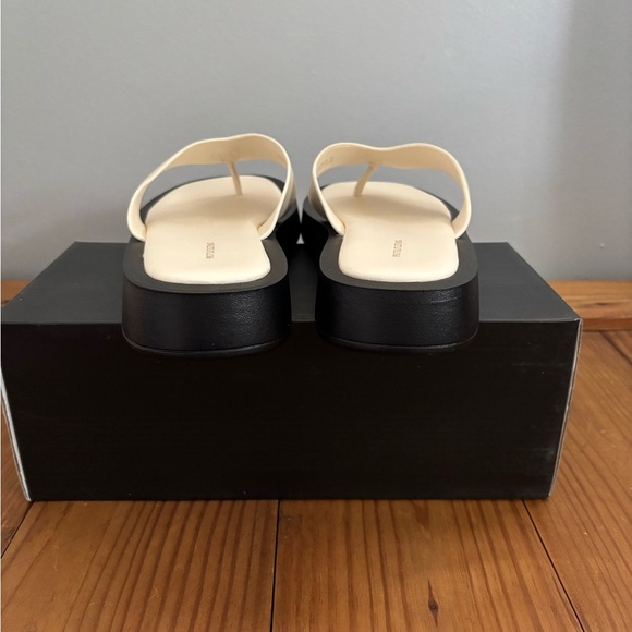 PrettyLittleThing Dorenea Chunky Platform Flip Flop Sandals Cream Size 8 New - Picture 4 of 11